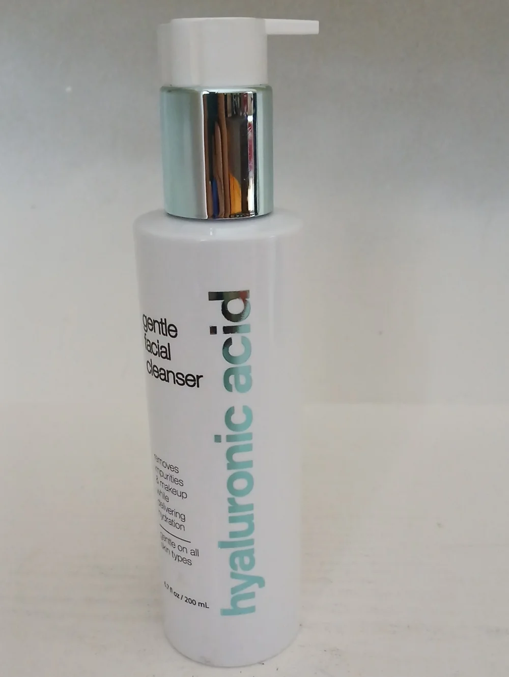 Gentle Facial Cleanser with Hyaluronic Acid